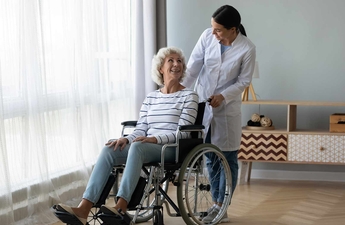 Invalidní seniorka na vozíku řeší pohyb po bytě