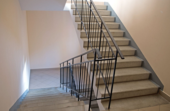 Schodiště v bytovce bez výtahu.