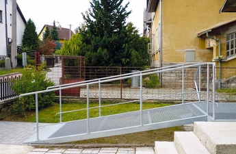 Nájezdová rampa pro invalidní vozík