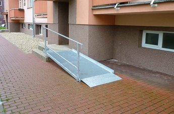 Pevná nájezdová rampa před bytovkou, instalace Vecom