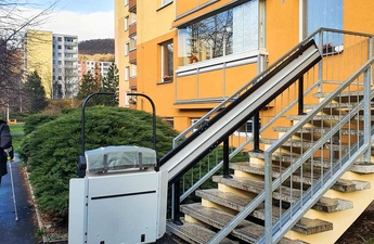 Schodišťová plošina V64 VECOM na schodišti u vstupu do budovy.