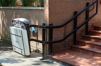 Schodišťová plošina V65 VECOM na schodišti u vstupu do budovy.