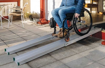 Příklad použití přenosné nájezdové rampy