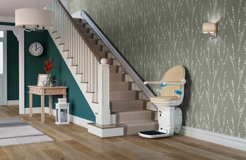 Schodišťová sedačka Handicare 1000 VECOM v interiéru