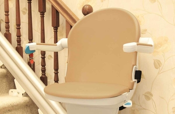 Schodišťová sedačka Handicare 1000 VECOM u paty schodiště