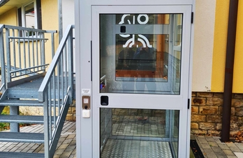 Vertikální zdvižná plošina A28 VECOM dveře