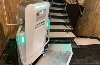 Šikmá schodišťová plošina pro vozíčkáře V6s Vecom, příklad instalace na schodech 2
