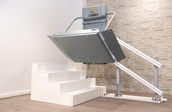 Šikmá schodišťová plošina Logic pro osoby na vozíku, instalece, VECOM