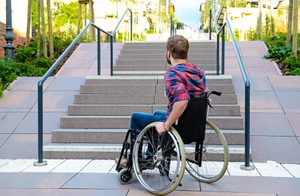 I s invalidním vozíkem se dá do schodů dostat všude. Jak na to?