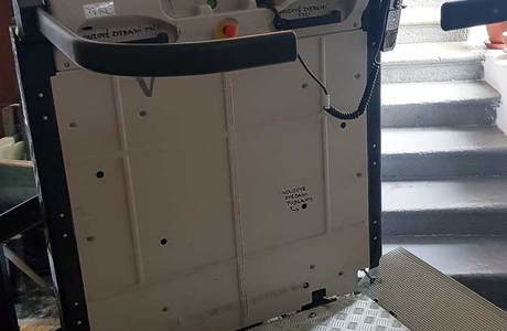 Realizace Vecom: Šikmá schodišťová plošina V65 v obci Skalná