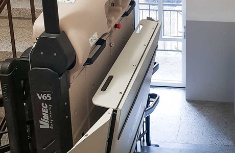 Instalace Šikmé schodišťové plošiny V65 v Chebu, Vecom