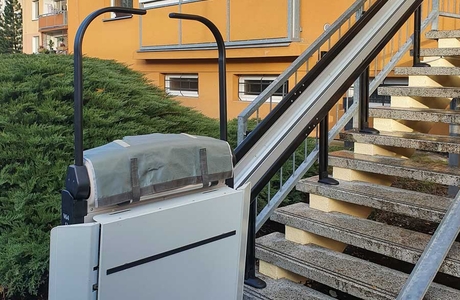 Vecom instalace Šikmé schodišťové plošiny V64 v Ústí nad Labem