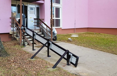 Vecom: Šikmá schodišťová plošina pro invalidy v Brně