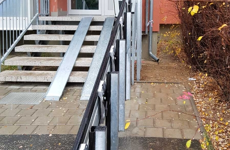 Instalace Šikmé schodišťové plošiny V64 v Brně