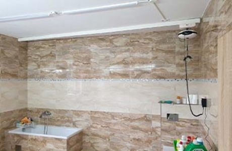 Realizace Vecom: Elektrický stropní zvedák Luna v koupelně rodinného domu ve Šluknově