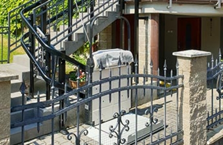 Realizace Vecom: Šikmá schodišťová plošina V65 na schodech rodinného domu v Týnu nad Vltavou