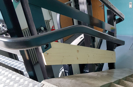 Instalace šikmé schodišťové plošiny v bytovém domě v Přelouči.