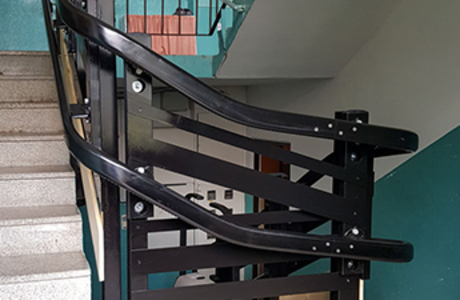 Šikmá schodišťová plošina v bytovém domě v Přelouči, realizace firmy Vecom