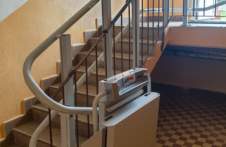 Vecom instalace Šikmé schodišťové plošiny v bytovém domě v Lázních Bohdaneč.