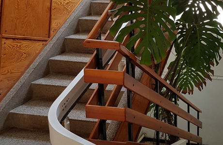 Instalace schodišťové sedačky v patrovém domě v Chocni.