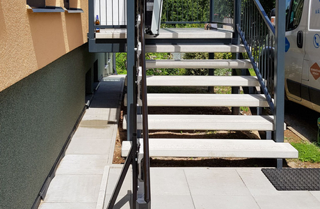 Bezpečný a pohodlný přístup přes schody do budovy zajišťuje schodišťová plošina E07