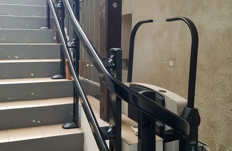 Do obytných prostor v patře domu ve Velkém Meziříčí vozíčkáře i kočárek vyveze schodišťová plošina V65