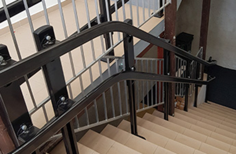 Schodišťová plošina instalovaná firmou Vecom pomáhá vozíčkářům dostat se přes schodiště domu ve Velkém Meziříčí