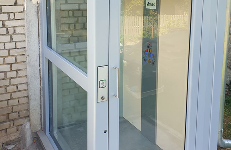 Vertikální plošina pro vozíčkáře nahradí výtah v domě