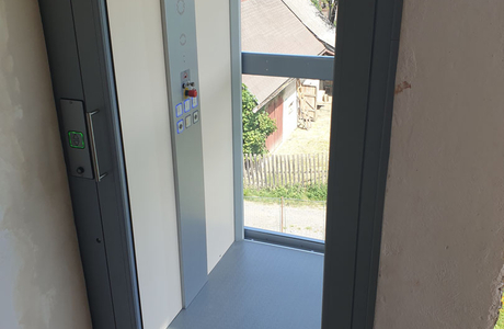 Díky vertikální zdvižné plošině se pohodlně a bezpačně dostanete do všech pater domu