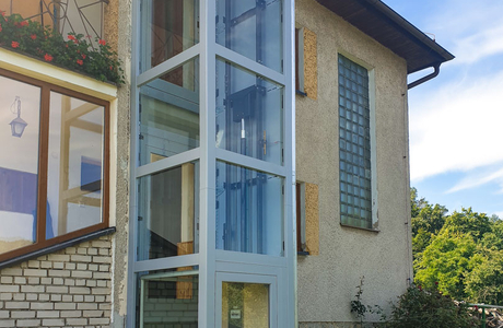 Díky instalaci zvenku budovy plošina pro vozíčkáře nijak neubírá prostor v domě