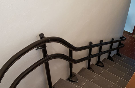 Sedačka Handicare 2000 si poradí i s takto strmým a točitým schodištěm