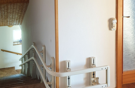 Zakončení dráhy vodící kolejnice schodišťové sedačky v patře