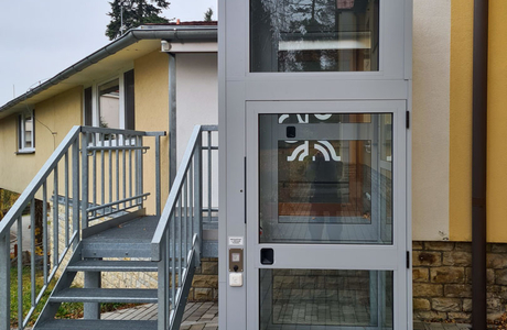 Zdvižná plošina pro vozíčkáře je nejkomfortnějším řešením přístupu venku