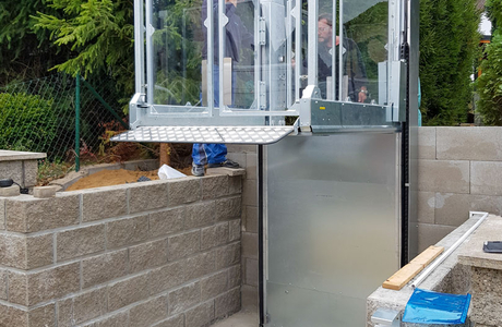 Montáž zdvižné plošiny Strategos pro vozíčkáře zabere jen jeden den