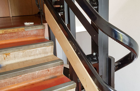 Montáž nové schodišťové plošiny na schodech v bytovém domě