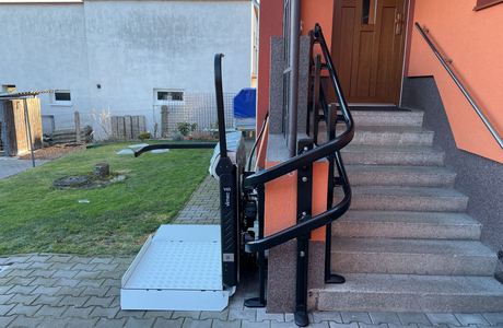 Schodišťová plošina umožňuje bezpečný a snadný přístup do domu pro osobu s omezenou pohyblivostí
