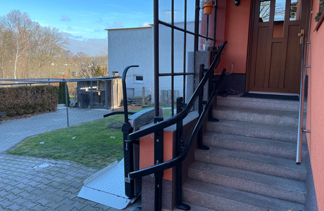 Schodišťová plošina parkuje za rohem od schodů do domu
