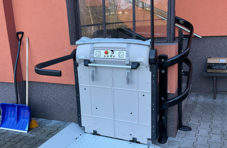 Schodišťová plošina V65 vybavená všemi bezpečnostními prvky