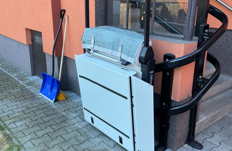 Schodišťová plošina V65 parkuje za rohem od schodů do domu