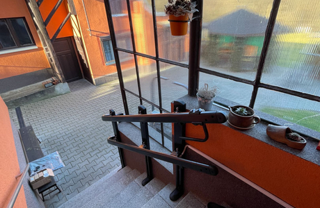 Vodící kolejnice pro schodišťovou plošinu na vstupních schodech