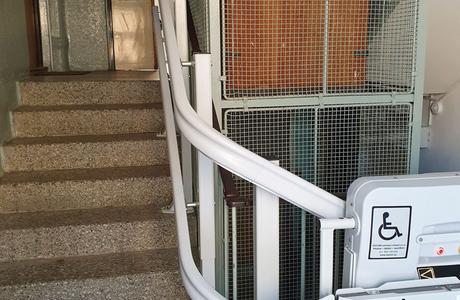 Zajištění bezbariérového přístupu k výtahu v mezipatře díky pojízdné plošině pro vozíčkáře
