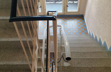 Kolejnice moderní schodišťové sedačky Handicare freecurve