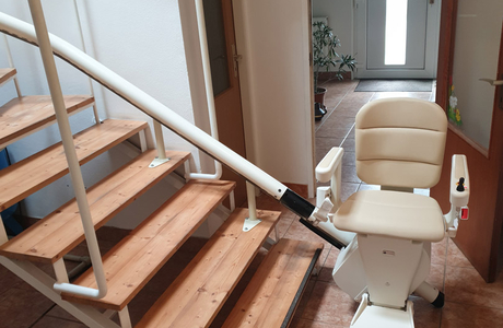 Instalace schodišťové sedačky v rodinném domě v Říčanech