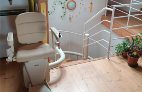 Montáž schodišťové sedačky k možnosti využití horního patra