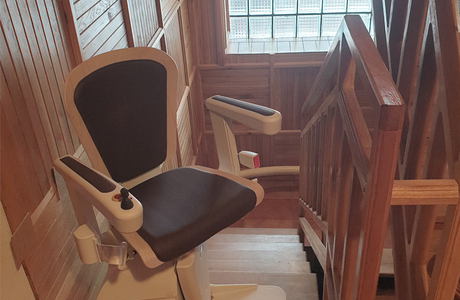 Otočná schodišťová sedačka usnadňuje nastupování