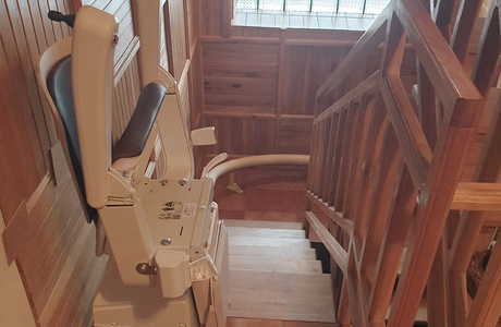 Možnost schodišťovou sedačku sklopit šetří místo na úzkých schodech