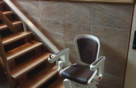 Instalace schodišťové sedačky je skvělým řešením pro osoby s omezenou pohyblivostí