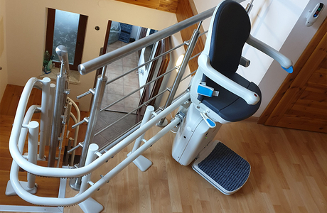 Instalace schodišťové sedačky v rodinném domě v regionu Polnička