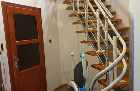 Schodišťová sedačka v rodinném domě v Polničce: Perfektní harmonie mezi funkcí a designem
