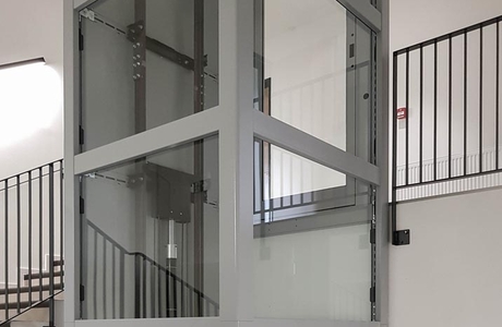 Vertikální zdvižná plošina poskytuje rychlý a bezpečný přístup ke kancelářím v horním patře.